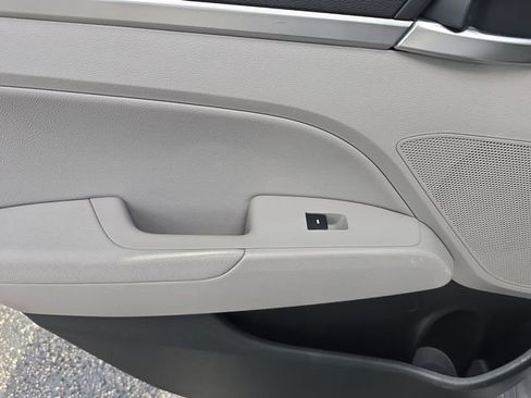 Used 2020 Hyundai Elantra Limited image 12
