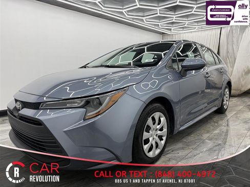 Used 2024 Toyota Corolla LE FWD image 3