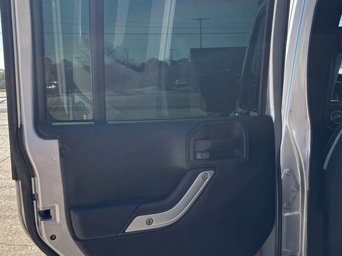 Used 2012 Jeep Wrangler Unlimited Sahara image 10