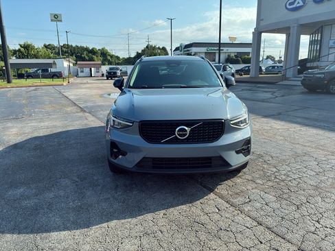 Used 2023 Volvo XC40 B4 Ultimate FWD image 3