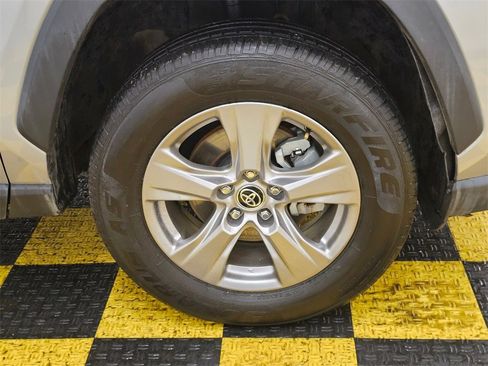 Used 2022 Toyota RAV4 LE image 9