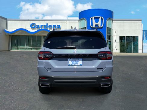 Used 2025 Honda Pilot Sport image 5