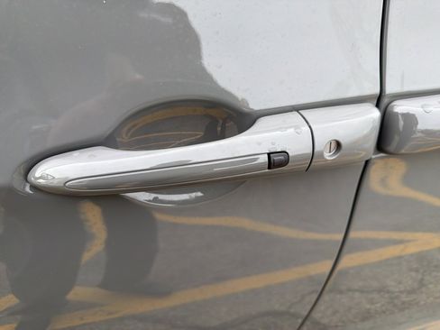 Used 2025 Chrysler Pacifica Select image 2