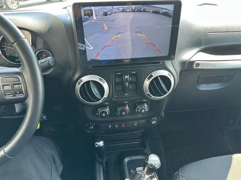 Used 2016 Jeep Wrangler Unlimited Rubicon w/ Connectivity Group AWD/4WD image 17
