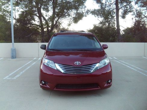 Used 2017 Toyota Sienna XLE w/ XLE Navigation Package FWD image 12