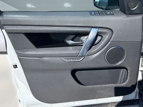 Used 2020 Land Rover Discovery Sport SE image 10