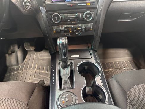 Used 2016 Ford Explorer XLT w/ Equipment Group 201A AWD/4WD image 11