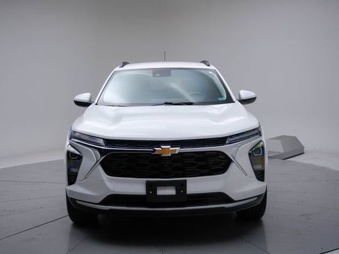 Used 2025 Chevrolet Trax LT FWD image 12