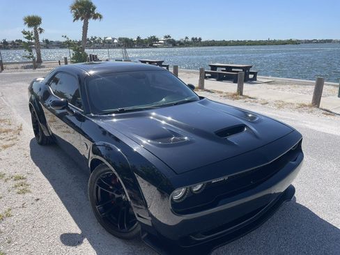 Used 2016 Dodge Challenger SRT Hellcat RWD image 4