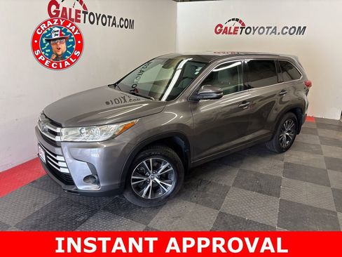 Used 2018 Toyota Highlander LE image 1
