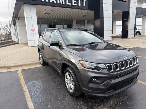 Used 2023 Jeep Compass Latitude w/ Convenience Group image 3