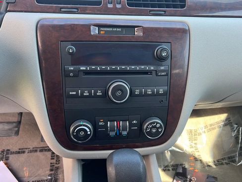 Used 2011 Chevrolet Impala LT FWD image 22