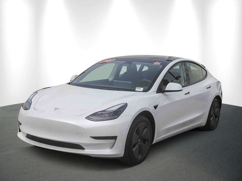 Used 2023 Tesla Model 3 Standard Range image 3