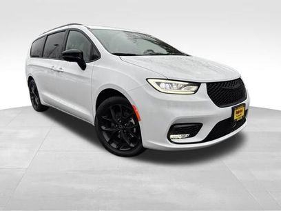 New 2026 Chrysler Pacifica Select