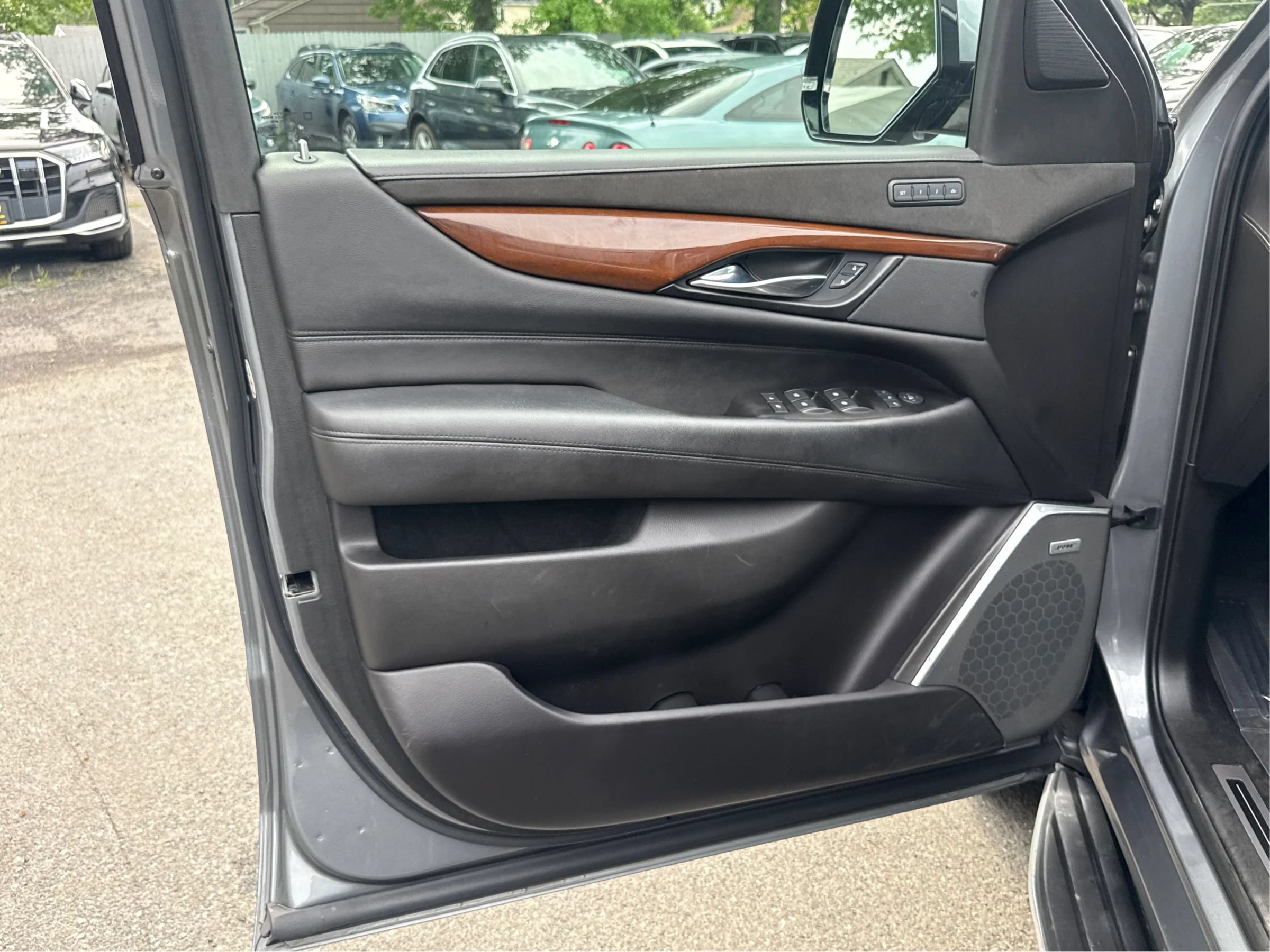 Used 2020 Cadillac Escalade Luxury AWD/4WD image 17