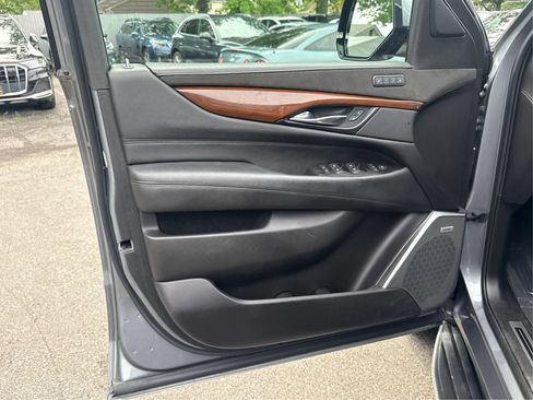 Used 2020 Cadillac Escalade Luxury AWD/4WD image 17