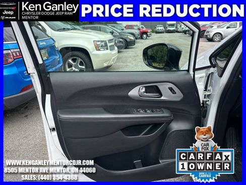 Used 2025 Chrysler Pacifica Limited FWD image 11