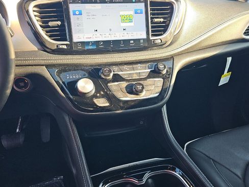 Used 2024 Chrysler Pacifica Premium image 9