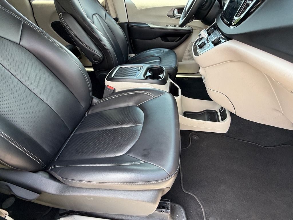 Used 2024 Chrysler Pacifica Touring-L FWD image 10