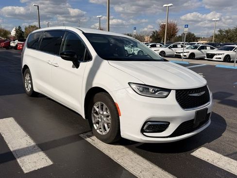 Used 2024 Chrysler Pacifica Touring-L image 3