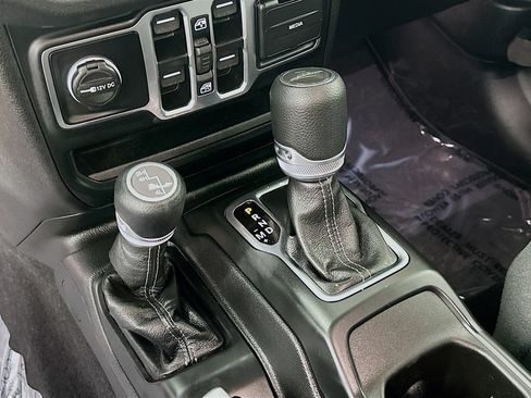 Certified 2025 Jeep Gladiator Sport AWD/4WD image 26