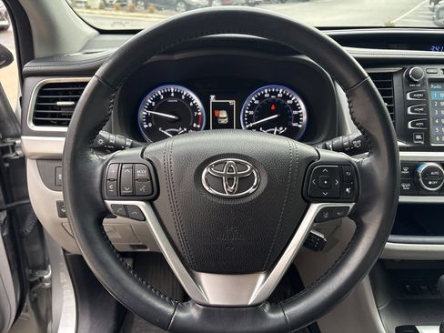 Used 2017 Toyota Highlander Limited image 18