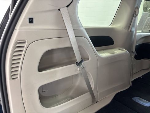 Used 2023 Chrysler Pacifica Touring-L FWD image 57