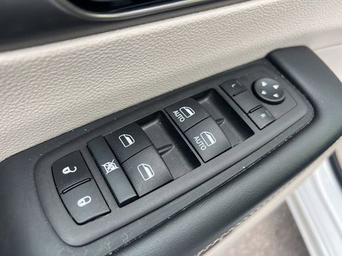 Used 2024 Chrysler Pacifica Touring-L image 21