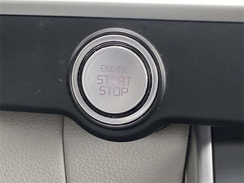 Used 2023 Kia Carnival LX image 20