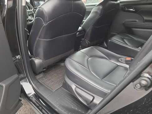 Used 2022 Toyota Highlander XLE FWD image 20