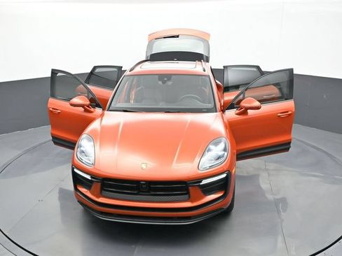 Certified 2025 Porsche Macan AWD/4WD image 30