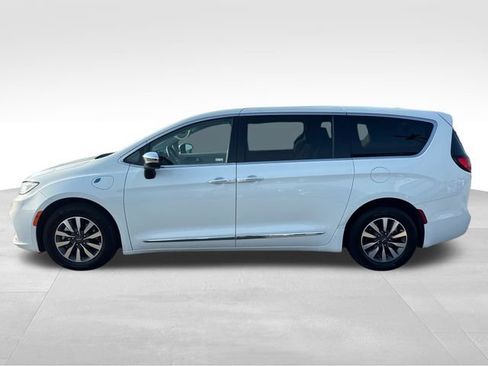Used 2023 Chrysler Pacifica Limited FWD image 2