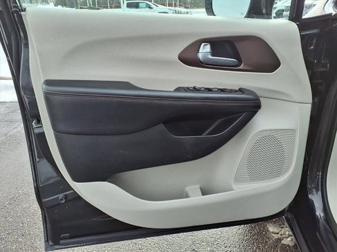 Used 2017 Chrysler Pacifica Touring-L w/ Tire & Wheel Group image 25