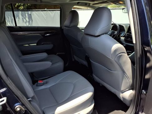Used 2022 Toyota Highlander Limited FWD image 22