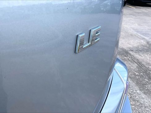 Used 2017 Toyota RAV4 LE FWD image 10