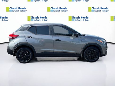 Used 2019 Nissan Kicks S FWD image 9