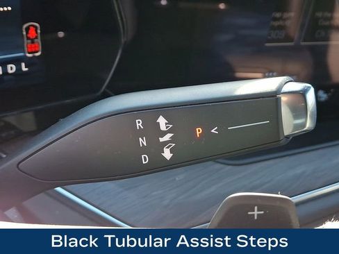 Used 2025 Chevrolet Suburban Z71 image 19