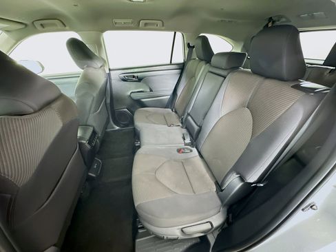 Used 2024 Toyota Highlander LE image 27