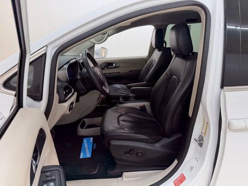 Used 2022 Chrysler Pacifica Touring-L FWD image 19