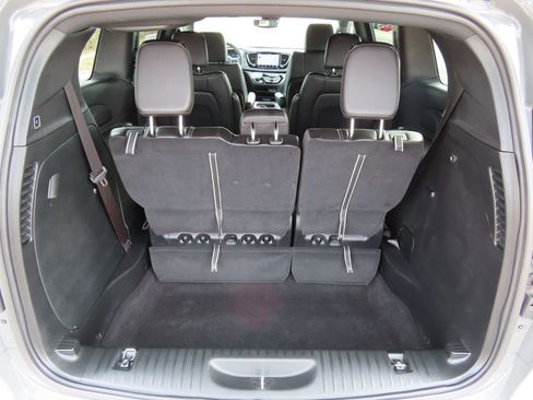 Certified 2025 Chrysler Pacifica Select image 13