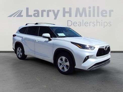 Used 2023 Toyota Highlander LE AWD/4WD image 7