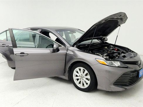 Used 2018 Toyota Camry LE image 13