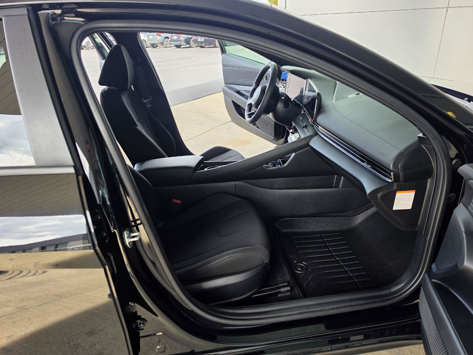 Used 2025 Hyundai Elantra SEL FWD image 11