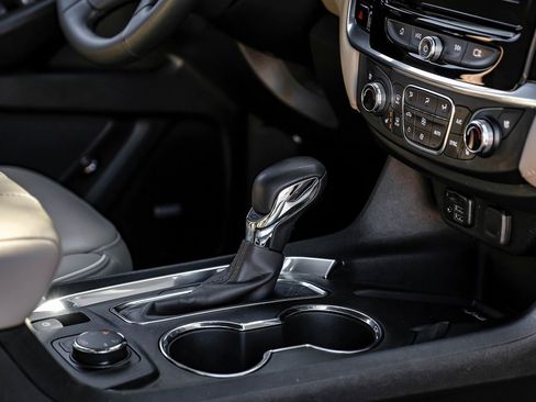 Used 2023 Chevrolet Traverse Premier image 31