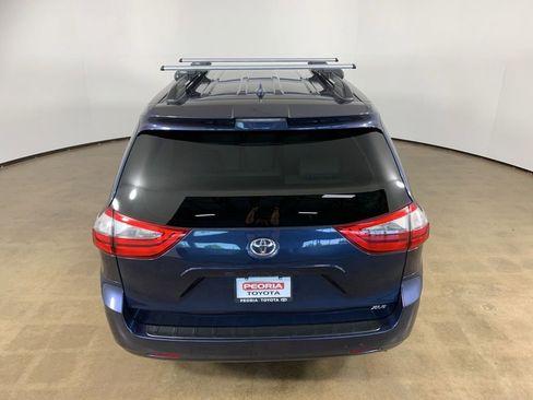 Used 2020 Toyota Sienna XLE FWD image 11