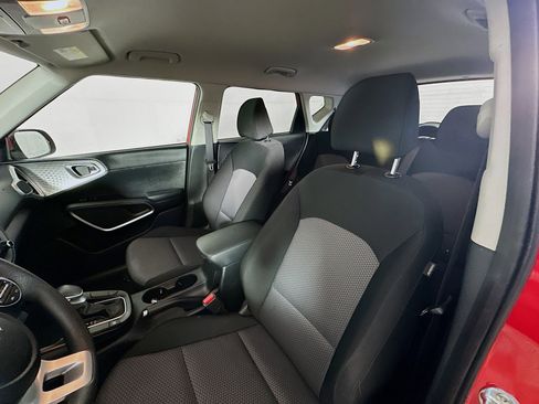 Used 2025 Kia Soul LX w/ LX Technology Package FWD image 13