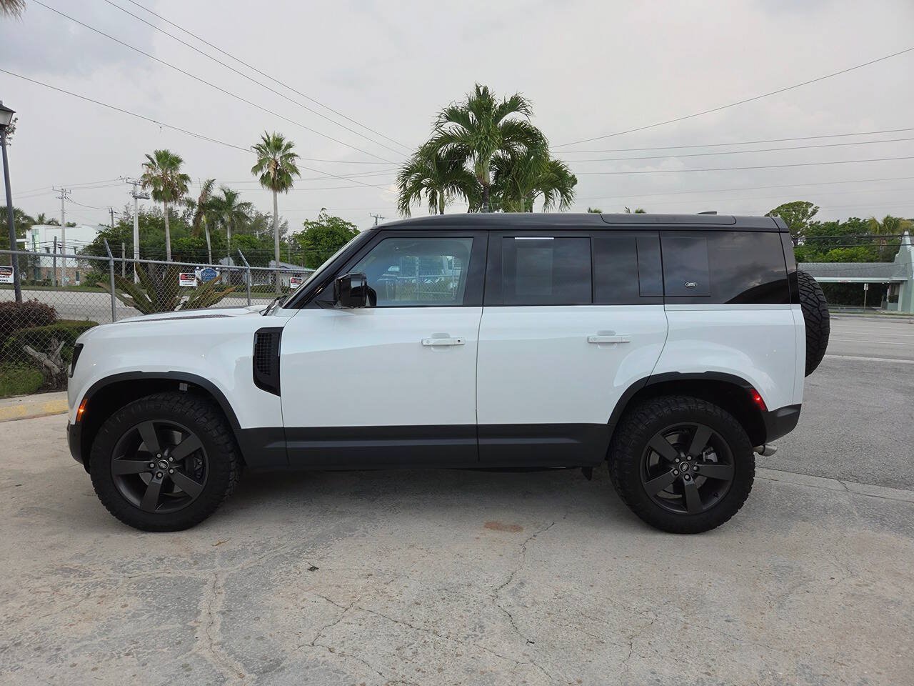 Used 2024 Land Rover Defender 110 SE AWD/4WD image 8