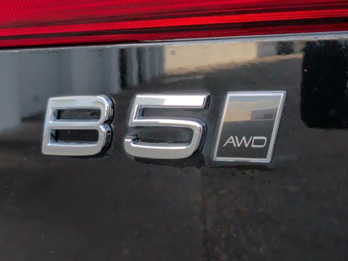 Used 2025 Volvo XC60 B5 Plus image 38