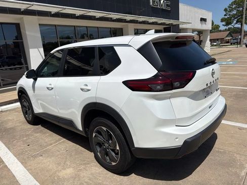 Used 2024 Nissan Rogue SV AWD/4WD image 3