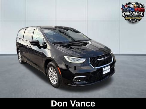 Used 2025 Chrysler Pacifica Select image 7